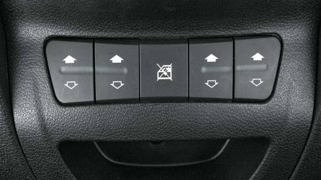 Botões no painel controlam o acionamento dos vidros | <a href="https://quatrorodas.abril.com.br/salao-do-automovel/2012/carros/j2-703930.shtml" rel="migration">Leia mais</a> Botões no painel controlam o acionamento dos vidros | <a href="https://quatrorodas.abril.com.br/salao-do-automovel/2012/carros/j2-703930.shtml" rel="migration">Leia mais</a>
