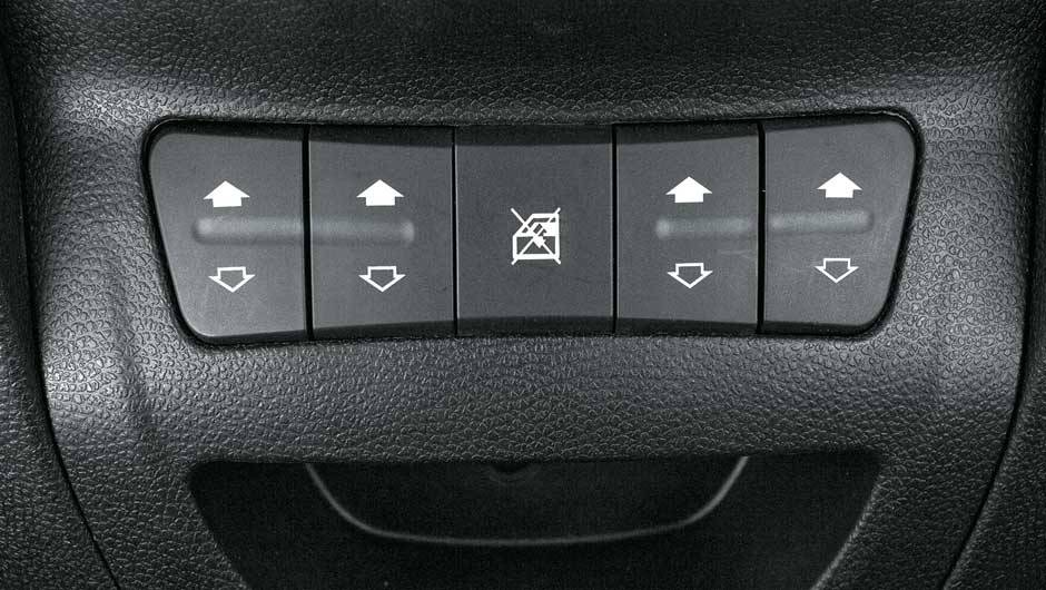 Bot&otilde;es no painel controlam o acionamento dos vidros | <a href="https://quatrorodas.abril.com.br/salao-do-automovel/2012/carros/j2-703930.shtml" rel="migration">Leia mais</a>