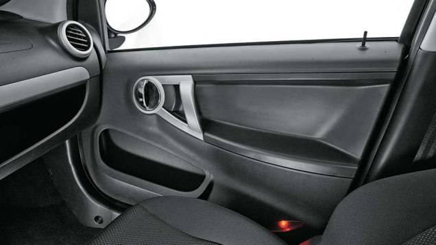 Porta tem acabamento de plástico e apliques pintados | <a href="https://quatrorodas.abril.com.br/salao-do-automovel/2012/carros/j2-703930.shtml" rel="migration">Leia mais</a> Porta tem acabamento de plástico e apliques pintados | <a href="https://quatrorodas.abril.com.br/salao-do-automovel/2012/carros/j2-703930.shtml" rel="migration">Leia mais</a>