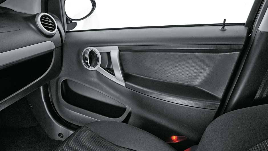 Porta tem acabamento de pl&aacute;stico e apliques pintados | <a href="https://quatrorodas.abril.com.br/salao-do-automovel/2012/carros/j2-703930.shtml" rel="migration">Leia mais</a>