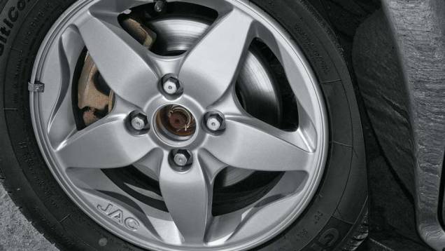 Rodas de liga são de série | <a href="https://quatrorodas.abril.com.br/salao-do-automovel/2012/carros/j2-703930.shtml" rel="migration">Leia mais</a> Rodas de liga são de série | <a href="https://quatrorodas.abril.com.br/salao-do-automovel/2012/carros/j2-703930.shtml" rel="migration">Leia mais</a>