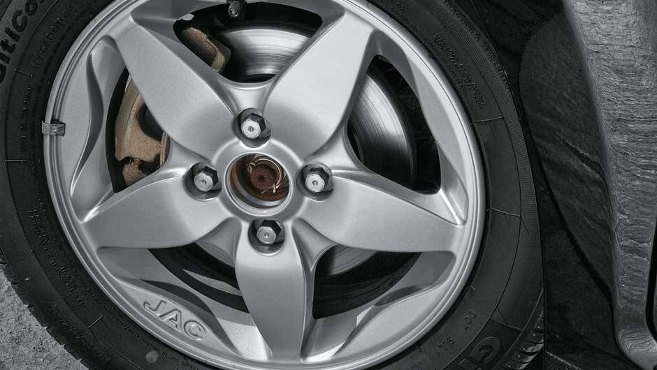 Rodas de liga s&atilde;o de s&eacute;rie | <a href="https://quatrorodas.abril.com.br/salao-do-automovel/2012/carros/j2-703930.shtml" rel="migration">Leia mais</a>