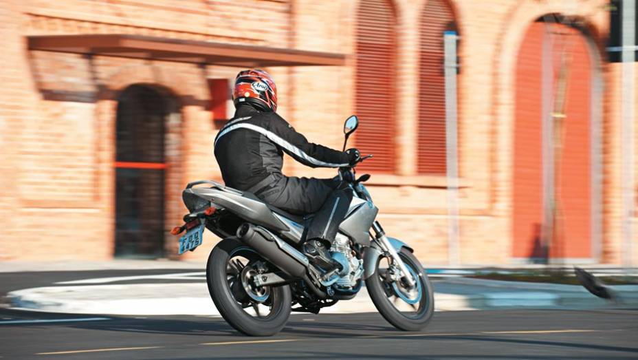 Ideal para a cidade, a Fazer 250 agora tem a vantagem de ser ambientalmente amigável | <a href="https://quatrorodas.abril.com.br/moto/testes/yamaha-ys-250-fazer-blueflex-701446.shtml" rel="migration">Leia mais</a>