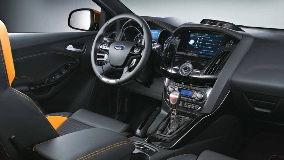 No interior predomina o couro cinza, com costuras amarelas e apliques de fibra de carbono | <a href="https://quatrorodas.abril.com.br/carros/impressoes/ford-focus-st-696459.shtml" rel="migration">Leia mais</a>