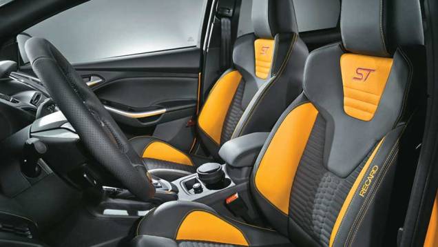 Bancos envolventes recaro com apoio de cabeça fixo | <a href="https://quatrorodas.abril.com.br/carros/impressoes/ford-focus-st-696459.shtml" rel="migration">Leia mais</a> Bancos envolventes recaro com apoio de cabeça fixo | <a href="https://quatrorodas.abril.com.br/carros/impressoes/ford-focus-st-696459.shtml" rel="migration">Leia mais</a>