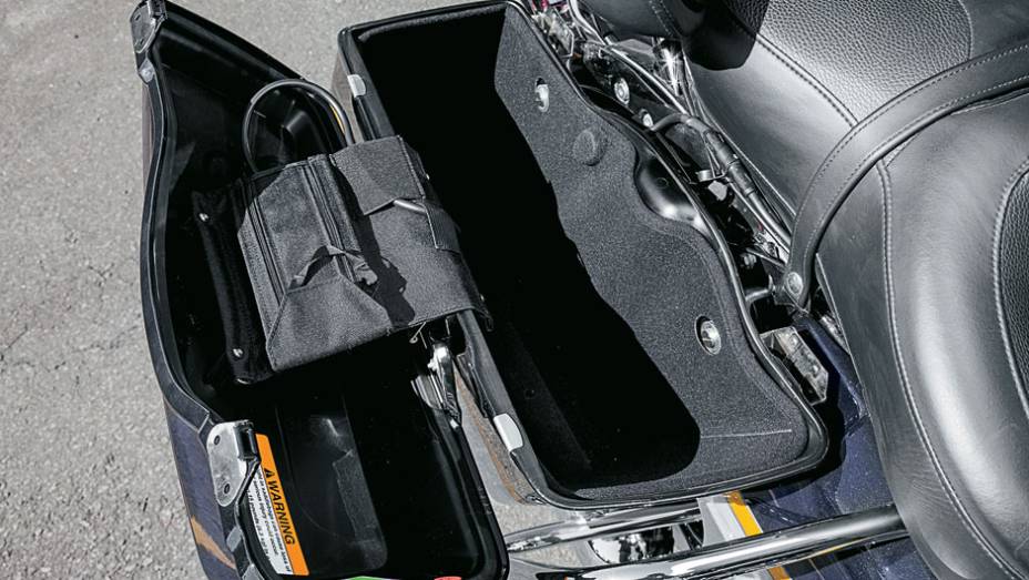 Alforjes rígidos com forro antirruído e travas | <a href="https://quatrorodas.abril.com.br/moto/testes/h-d-ultra-classic-electra-glide-cvo-x-electra-glide-ultra-limited-702283.shtml" rel="migration">Leia mais</a> Alforjes rígidos com forro antirruído e travas | <a href="https://quatrorodas.abril.com.br/moto/testes/h-d-ultra-classic-electra-glide-cvo-x-electra-glide-ultra-limited-702283.shtml" rel="migration">Leia mais</a>