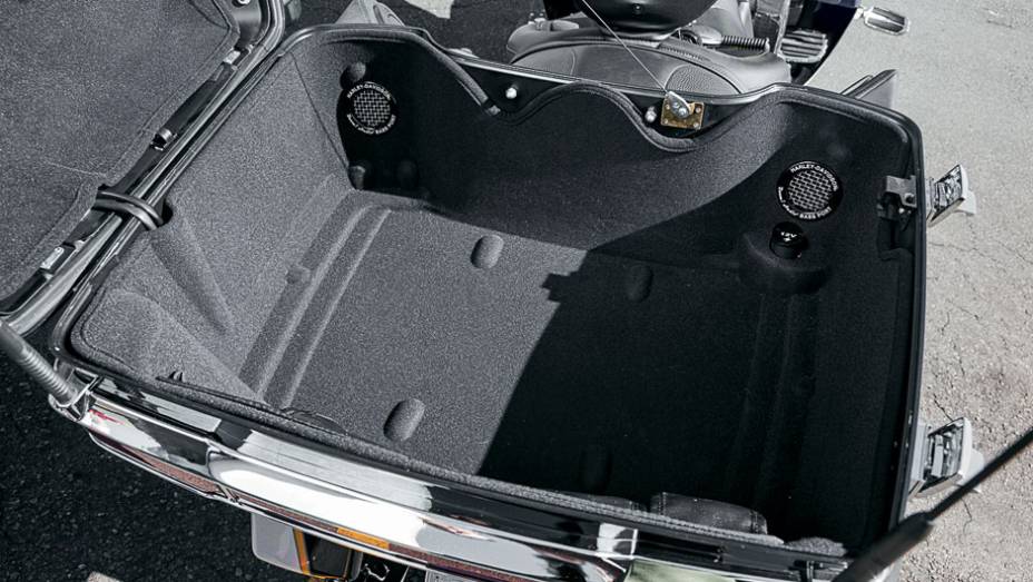 Top case da CVO: operado por controle remoto | <a href="https://quatrorodas.abril.com.br/moto/testes/h-d-ultra-classic-electra-glide-cvo-x-electra-glide-ultra-limited-702283.shtml" rel="migration">Leia mais</a> Top case da CVO: operado por controle remoto | <a href="https://quatrorodas.abril.com.br/moto/testes/h-d-ultra-classic-electra-glide-cvo-x-electra-glide-ultra-limited-702283.shtml" rel="migration">Leia mais</a>