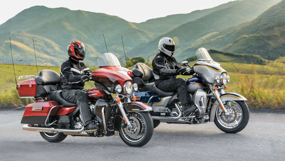 Até a Ultra Limited vermelha fica tímida ao lado da CVO | <a href="https://quatrorodas.abril.com.br/moto/testes/h-d-ultra-classic-electra-glide-cvo-x-electra-glide-ultra-limited-702283.shtml" rel="migration">Leia mais</a>