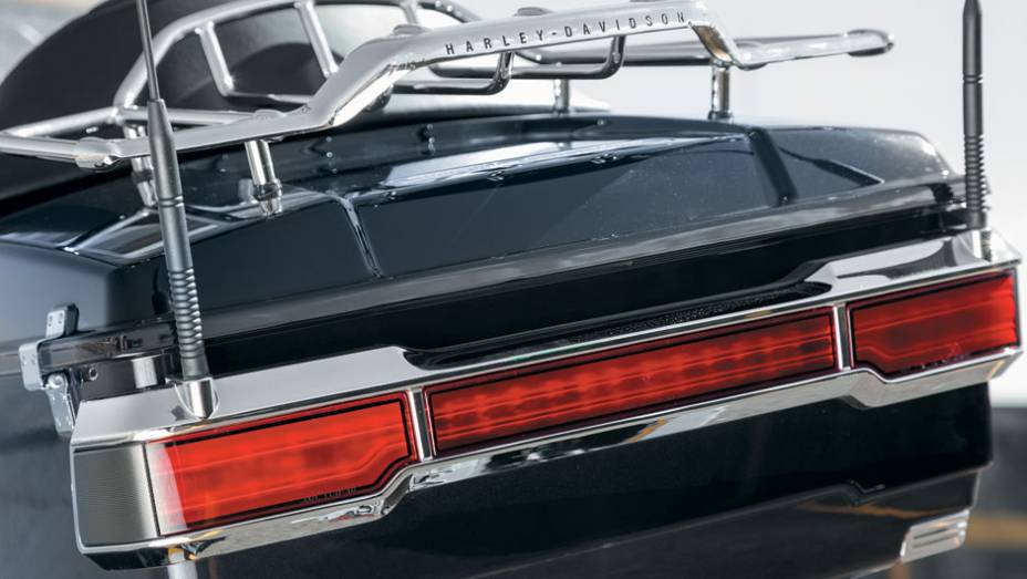 O top case da Ultra CVO tem luzes de leds... | <a href="https://quatrorodas.abril.com.br/moto/testes/h-d-ultra-classic-electra-glide-cvo-x-electra-glide-ultra-limited-702283.shtml" rel="migration">Leia mais</a> O top case da Ultra CVO tem luzes de leds... | <a href="https://quatrorodas.abril.com.br/moto/testes/h-d-ultra-classic-electra-glide-cvo-x-electra-glide-ultra-limited-702283.shtml" rel="migration">Leia mais</a>