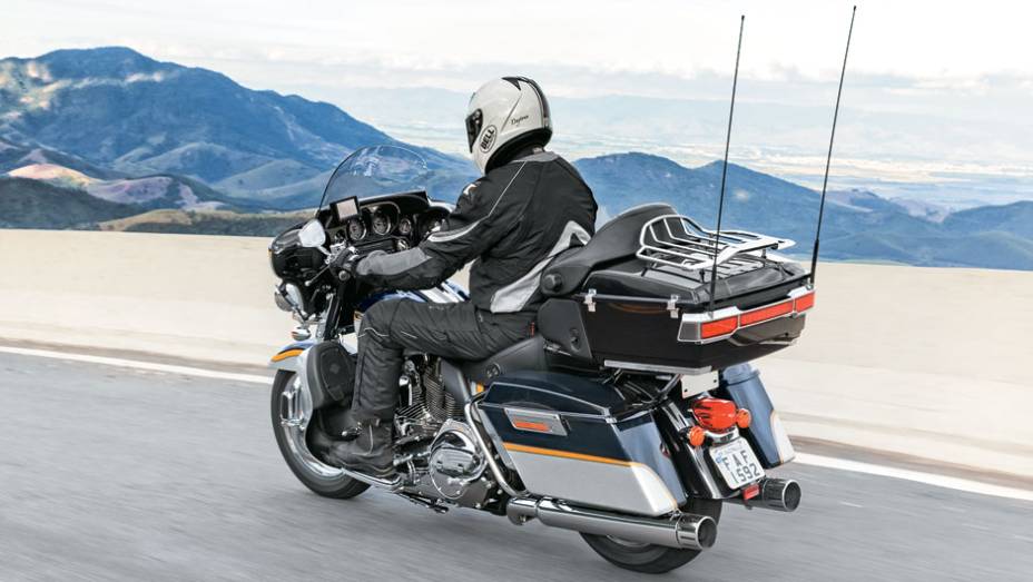 Conforto supremo, visual impressionante e vocação estradeira | <a href="https://quatrorodas.abril.com.br/moto/testes/h-d-ultra-classic-electra-glide-cvo-x-electra-glide-ultra-limited-702283.shtml" rel="migration">Leia mais</a>