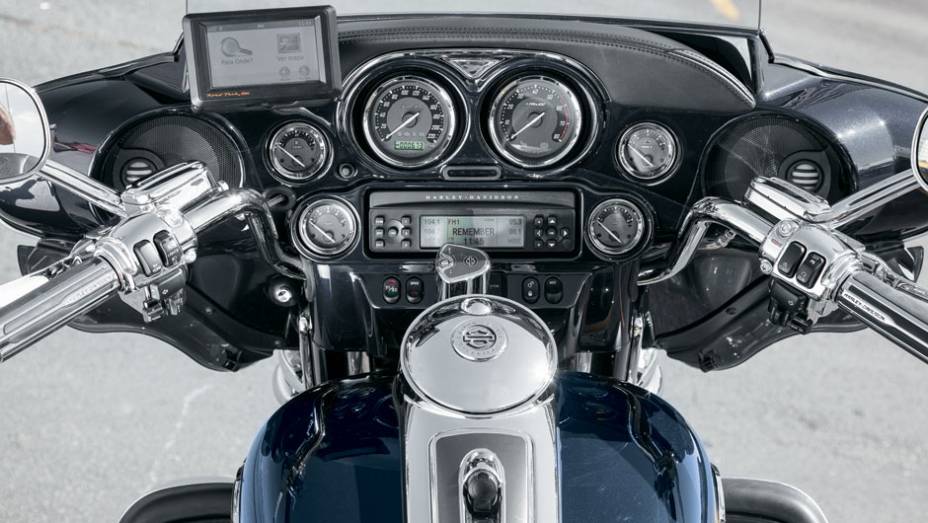 Painel de avião: muita eletrônica embarcada, GPS, piloto automático, som e intercomunicador | <a href="https://quatrorodas.abril.com.br/moto/testes/h-d-ultra-classic-electra-glide-cvo-x-electra-glide-ultra-limited-702283.shtml" rel="migration">Leia mais</a> Painel de avião: muita eletrônica embarcada, GPS, piloto automático, som e intercomunicador | <a href="https://quatrorodas.abril.com.br/moto/testes/h-d-ultra-classic-electra-glide-cvo-x-electra-glide-ultra-limited-702283.shtml" rel="migration">Leia mais</a>