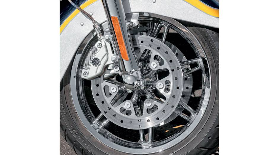 Sensor do ABS dentro do cubo é invisível | <a href="https://quatrorodas.abril.com.br/moto/testes/h-d-ultra-classic-electra-glide-cvo-x-electra-glide-ultra-limited-702283.shtml" rel="migration">Leia mais</a> Sensor do ABS dentro do cubo é invisível | <a href="https://quatrorodas.abril.com.br/moto/testes/h-d-ultra-classic-electra-glide-cvo-x-electra-glide-ultra-limited-702283.shtml" rel="migration">Leia mais</a>