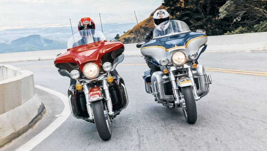 Faróis auxiliares em ambas versões e para-brisas fixos | <a href="https://quatrorodas.abril.com.br/moto/testes/h-d-ultra-classic-electra-glide-cvo-x-electra-glide-ultra-limited-702283.shtml" rel="migration">Leia mais</a>