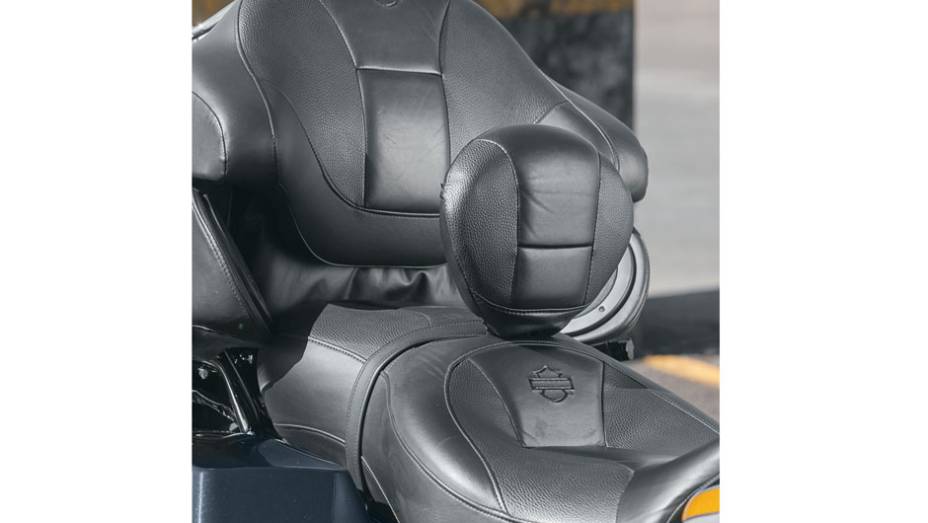 Banco de couro com 2 encostos: para horas | <a href="https://quatrorodas.abril.com.br/moto/testes/h-d-ultra-classic-electra-glide-cvo-x-electra-glide-ultra-limited-702283.shtml" rel="migration">Leia mais</a> Banco de couro com 2 encostos: para horas | <a href="https://quatrorodas.abril.com.br/moto/testes/h-d-ultra-classic-electra-glide-cvo-x-electra-glide-ultra-limited-702283.shtml" rel="migration">Leia mais</a>