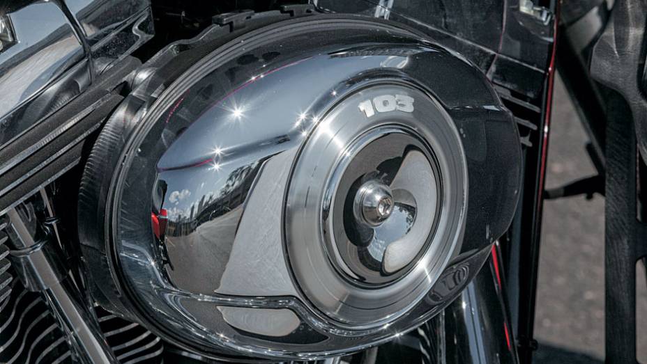 Nas tampas dos 2 filtros de ar, a indicação... | <a href="https://quatrorodas.abril.com.br/moto/testes/h-d-ultra-classic-electra-glide-cvo-x-electra-glide-ultra-limited-702283.shtml" rel="migration">Leia mais</a> Nas tampas dos 2 filtros de ar, a indicação... | <a href="https://quatrorodas.abril.com.br/moto/testes/h-d-ultra-classic-electra-glide-cvo-x-electra-glide-ultra-limited-702283.shtml" rel="migration">Leia mais</a>