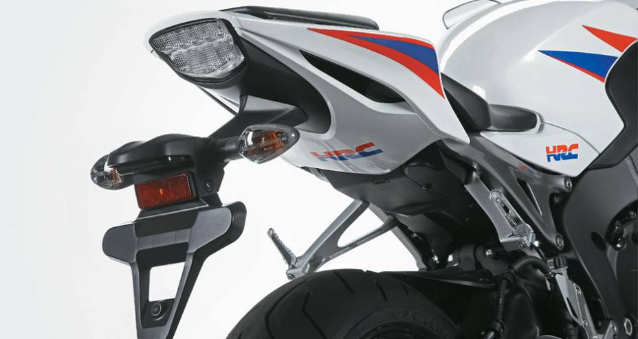 Rabeta fácil de retirar para brincar na pista | <a href="https://quatrorodas.abril.com.br/moto/testes/honda-cbr-1000-rr-701591.shtml" rel="migration">Leia mais</a>