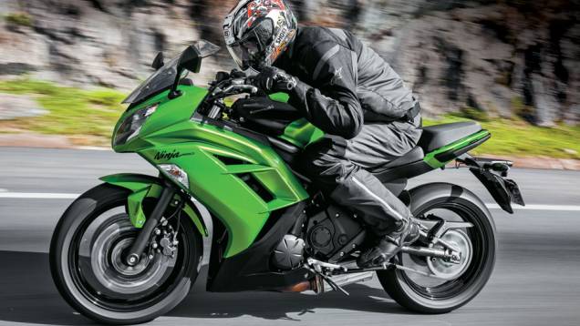 Mesmo sob a carenagem, a ergonomia é boa | <a href="https://quatrorodas.abril.com.br/moto/testes/kawasaki-ninja-650-702413.shtml" rel="migration">Leia mais</a>