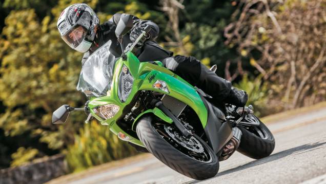 Além da ciclística, os faróis e a carenagem foram redesenhados | <a href="https://quatrorodas.abril.com.br/moto/testes/kawasaki-ninja-650-702413.shtml" rel="migration">Leia mais</a>