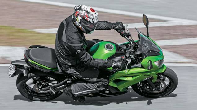 Estabilidade para estradas e até em incursões na pista | <a href="https://quatrorodas.abril.com.br/moto/testes/kawasaki-ninja-650-702413.shtml" rel="migration">Leia mais</a>