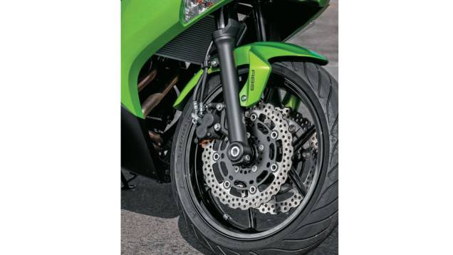 Dois discos margarida com ABS opcional | <a href="https://quatrorodas.abril.com.br/moto/testes/kawasaki-ninja-650-702413.shtml" rel="migration">Leia mais</a>