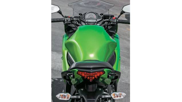 Cockpit estreito e bolha com 3 regulagens | <a href="https://quatrorodas.abril.com.br/moto/testes/kawasaki-ninja-650-702413.shtml" rel="migration">Leia mais</a>