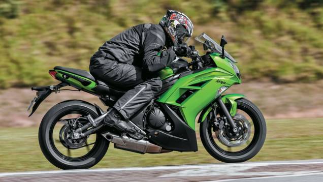 Design atual, com linhas retas e cantos vivos, e excelente aerodinâmica | <a href="https://quatrorodas.abril.com.br/moto/testes/kawasaki-ninja-650-702413.shtml" rel="migration">Leia mais</a>