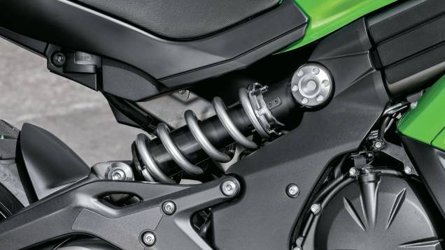 Amortecedor e mola expostos na lateral | <a href="https://quatrorodas.abril.com.br/moto/testes/kawasaki-ninja-650-702413.shtml" rel="migration">Leia mais</a>