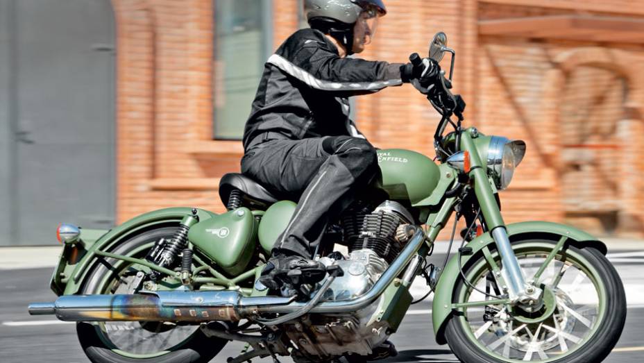 Calor do catalisador causa manchas no cromadodo escape | <a href="https://quatrorodas.abril.com.br/moto/testes/royal-enfield-classic-500-military-green-705420.shtml" rel="migration">Leia mais</a>