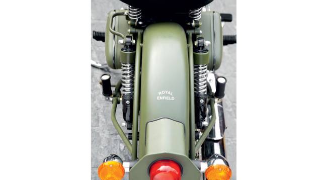 Molas sob o selim e nos amortecedores a gás | <a href="https://quatrorodas.abril.com.br/moto/testes/royal-enfield-classic-500-military-green-705420.shtml" rel="migration">Leia mais</a>