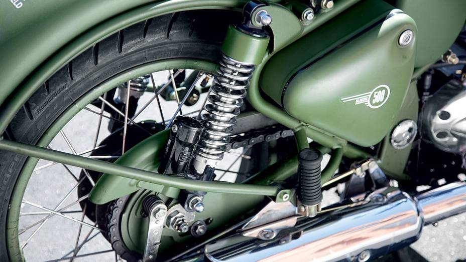 Reforçada e de acabamento rústico: militar | <a href="https://quatrorodas.abril.com.br/moto/testes/royal-enfield-classic-500-military-green-705420.shtml" rel="migration">Leia mais</a>