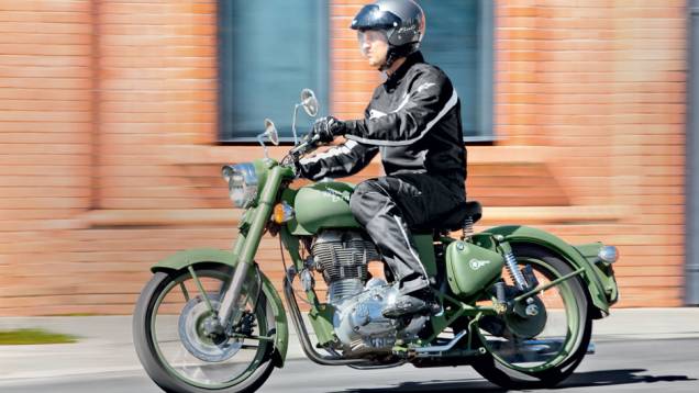 Pilotagem ereta, muito confortável e diferente das atuais | <a href="https://quatrorodas.abril.com.br/moto/testes/royal-enfield-classic-500-military-green-705420.shtml" rel="migration">Leia mais</a>