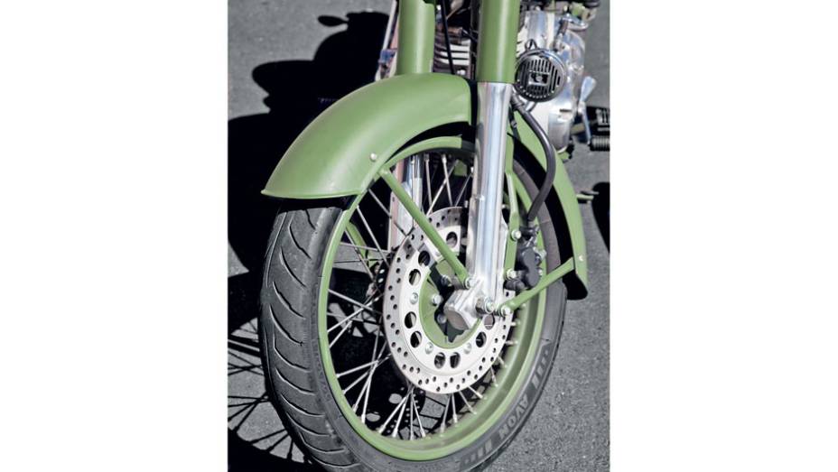 Freio a disco dianteiro é sempre bem-vindo | <a href="https://quatrorodas.abril.com.br/moto/testes/royal-enfield-classic-500-military-green-705420.shtml" rel="migration">Leia mais</a>