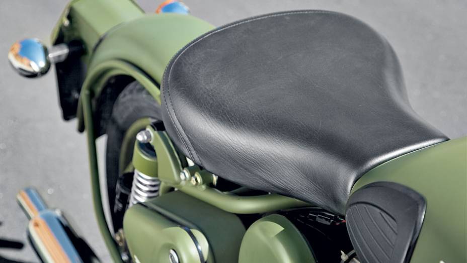 Não é banco: é um legítimo selim ciclístico | <a href="https://quatrorodas.abril.com.br/moto/testes/royal-enfield-classic-500-military-green-705420.shtml" rel="migration">Leia mais</a>