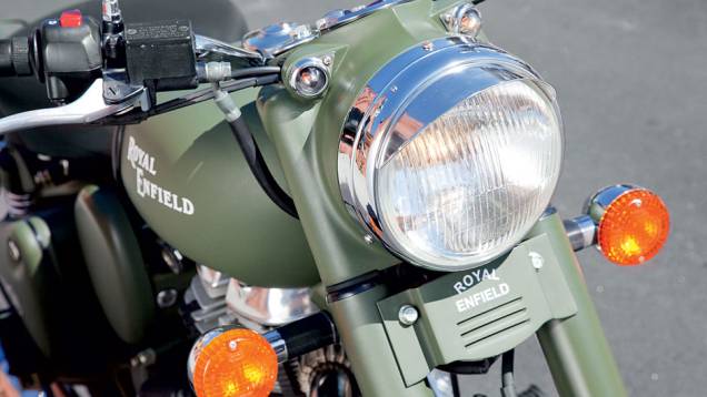 Grade retilínea sob farol com pestana destoa | <a href="https://quatrorodas.abril.com.br/moto/testes/royal-enfield-classic-500-military-green-705420.shtml" rel="migration">Leia mais</a>