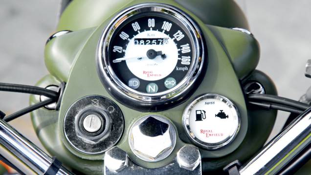 Velocímetro e luzes-espia encravados em peça que parece esculpida em um só bloco metálico | <a href="https://quatrorodas.abril.com.br/moto/testes/royal-enfield-classic-500-military-green-705420.shtml" rel="migration">Leia mais</a>