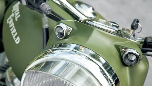 Luzes de posição sobre o farol são charme | <a href="https://quatrorodas.abril.com.br/moto/testes/royal-enfield-classic-500-military-green-705420.shtml" rel="migration">Leia mais</a>