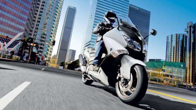 Aguardado no Brasil, o TMax ganha nova versão lá fora | <a href="https://quatrorodas.abril.com.br/moto/testes/yamaha-tmax-530-705211.shtml" rel="migration">Leia mais</a>