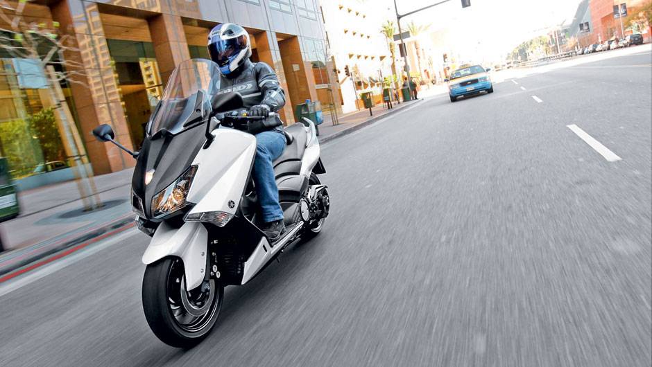 Novo design, mais retilíneo, ressalta a esportividade | <a href="https://quatrorodas.abril.com.br/moto/testes/yamaha-tmax-530-705211.shtml" rel="migration">Leia mais</a>