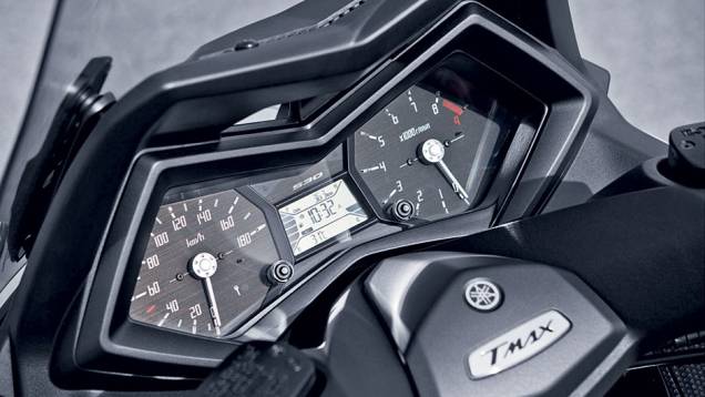 Design anguloso chega ao painel, com velocímetro e conta-giros de ponteiro e LCD central com computador de bordo | <a href="https://quatrorodas.abril.com.br/moto/testes/yamaha-tmax-530-705211.shtml" rel="migration">Leia mais</a> Design anguloso chega ao painel, com velocímetro e conta-giros de ponteiro e LCD central com computador de bordo | <a href="https://quatrorodas.abril.com.br/moto/testes/yamaha-tmax-530-705211.shtml" rel="migration">Leia mais</a>