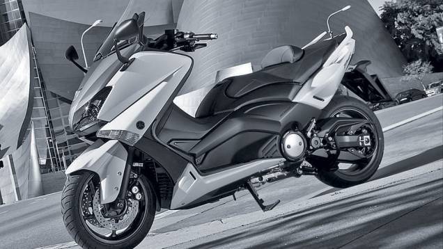 Transmissão secundária e final por correia | <a href="https://quatrorodas.abril.com.br/moto/testes/yamaha-tmax-530-705211.shtml" rel="migration">Leia mais</a> Transmissão secundária e final por correia | <a href="https://quatrorodas.abril.com.br/moto/testes/yamaha-tmax-530-705211.shtml" rel="migration">Leia mais</a>