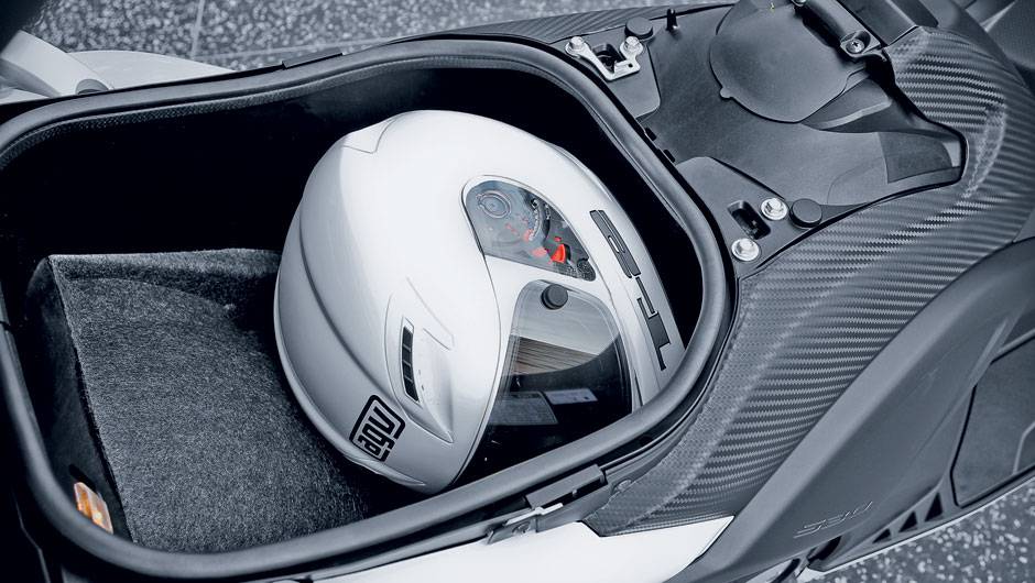 Sob o banco, bagageiro iluminado e forrado | <a href="https://quatrorodas.abril.com.br/moto/testes/yamaha-tmax-530-705211.shtml" rel="migration">Leia mais</a>