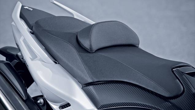 Encosto separa garupa e piloto no banco | <a href="https://quatrorodas.abril.com.br/moto/testes/yamaha-tmax-530-705211.shtml" rel="migration">Leia mais</a> Encosto separa garupa e piloto no banco | <a href="https://quatrorodas.abril.com.br/moto/testes/yamaha-tmax-530-705211.shtml" rel="migration">Leia mais</a>