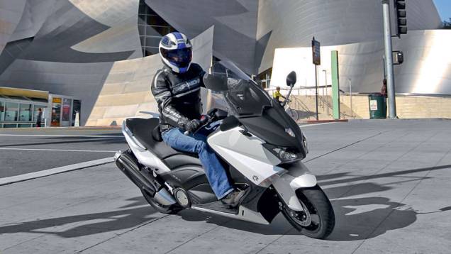 Apesar do porte e do peso de 217 kg, boa maneabilidade | <a href="https://quatrorodas.abril.com.br/moto/testes/yamaha-tmax-530-705211.shtml" rel="migration">Leia mais</a>