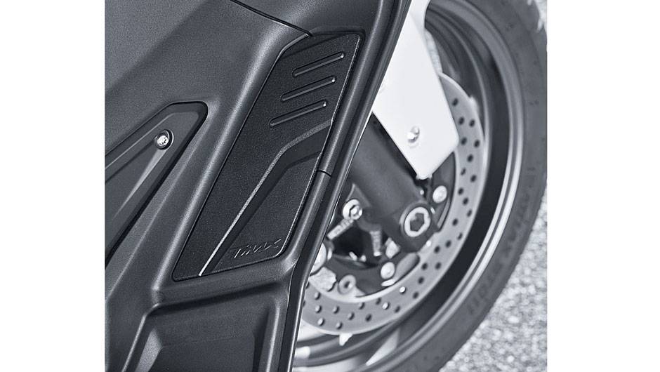 Plataformas inclinadas para os pés do piloto | <a href="https://quatrorodas.abril.com.br/moto/testes/yamaha-tmax-530-705211.shtml" rel="migration">Leia mais</a>