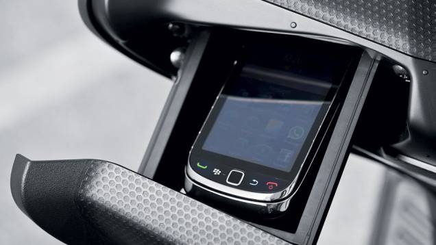 Compartimento perfeito para o smartphone | <a href="https://quatrorodas.abril.com.br/moto/testes/yamaha-tmax-530-705211.shtml" rel="migration">Leia mais</a> Compartimento perfeito para o smartphone | <a href="https://quatrorodas.abril.com.br/moto/testes/yamaha-tmax-530-705211.shtml" rel="migration">Leia mais</a>