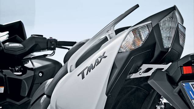 Boas alças traseiras e lanternas - piscas integrados - com leds coloridos e lentes cristalinas | <a href="https://quatrorodas.abril.com.br/moto/testes/yamaha-tmax-530-705211.shtml" rel="migration">Leia mais</a> Boas alças traseiras e lanternas - piscas integrados - com leds coloridos e lentes cristalinas | <a href="https://quatrorodas.abril.com.br/moto/testes/yamaha-tmax-530-705211.shtml" rel="migration">Leia mais</a>