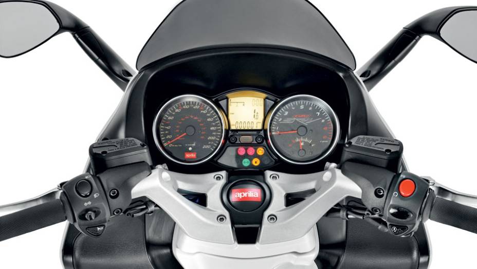 Mostradores com ponteiros e LCD central | <a href="https://quatrorodas.abril.com.br/moto/testes/aprilia-srv-850-713547.shtml" rel="migration">Leia mais</a>