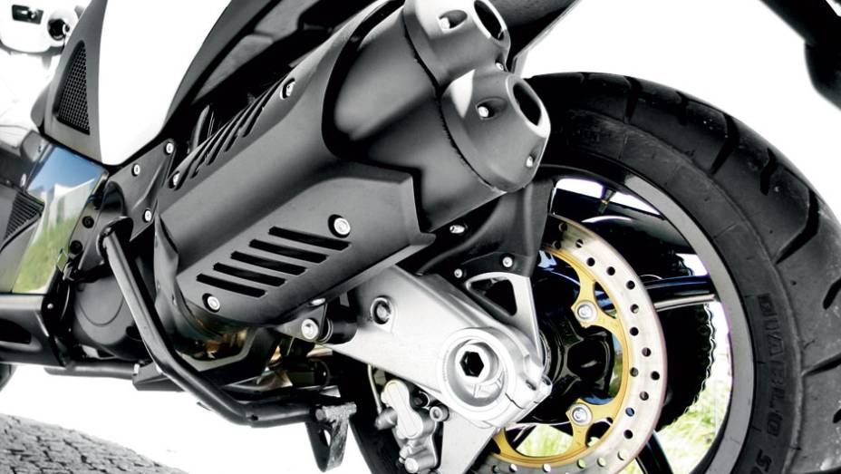 Ponteira opcional Arrow de carbono e titânio | <a href="https://quatrorodas.abril.com.br/moto/testes/aprilia-srv-850-713547.shtml" rel="migration">Leia mais</a>