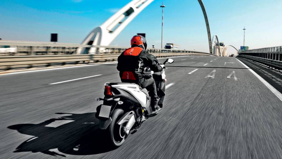 Na estrada, conforto e emoção andam juntos. E rápido | <a href="https://quatrorodas.abril.com.br/moto/testes/aprilia-srv-850-713547.shtml" rel="migration">Leia mais</a>