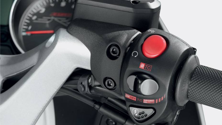 Botão do controle de tração ATC | <a href="https://quatrorodas.abril.com.br/moto/testes/aprilia-srv-850-713547.shtml" rel="migration">Leia mais</a>